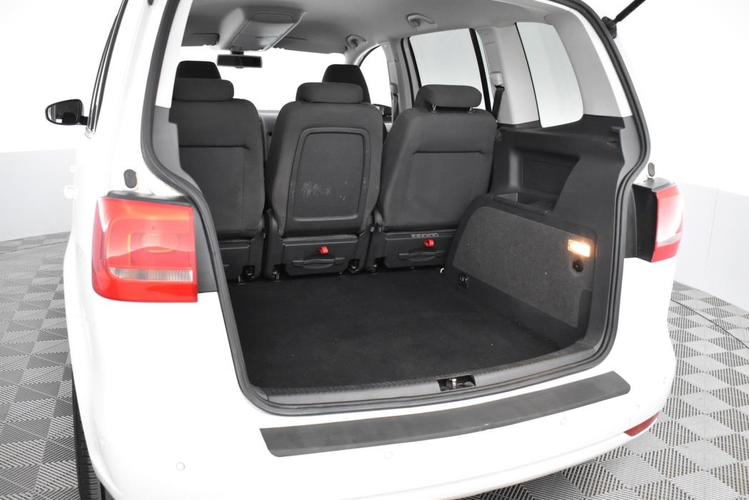 VOLKSWAGEN Touran 2012