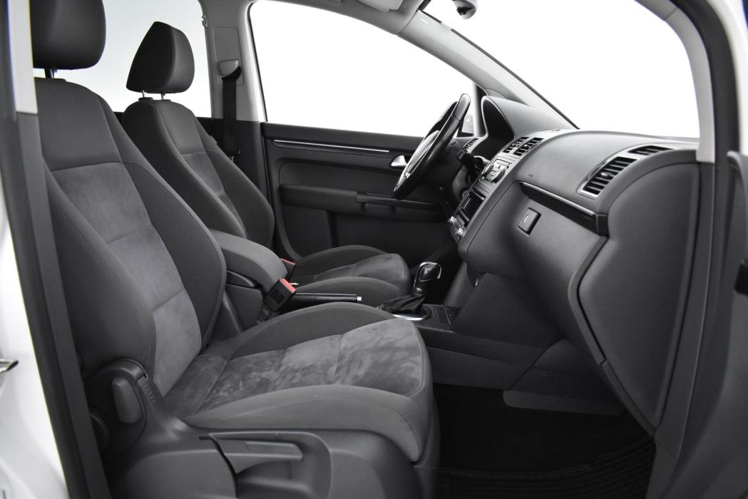 VOLKSWAGEN Touran 2012