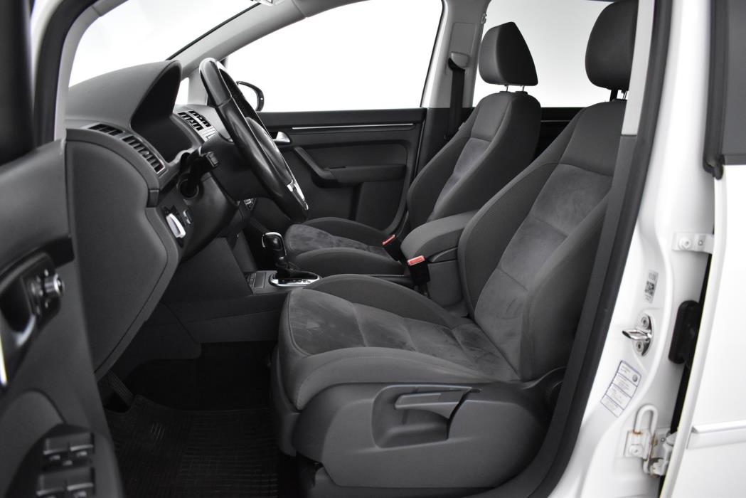 VOLKSWAGEN Touran 2012