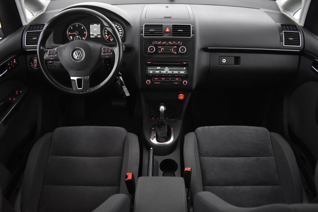 VOLKSWAGEN Touran 2012