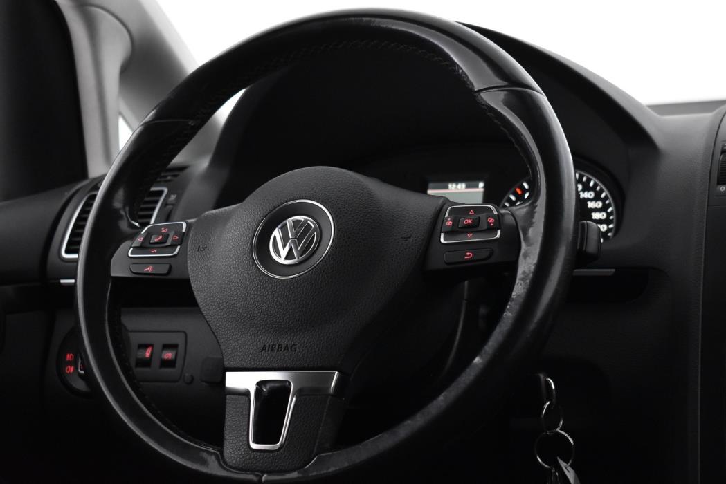 VOLKSWAGEN Touran 2012