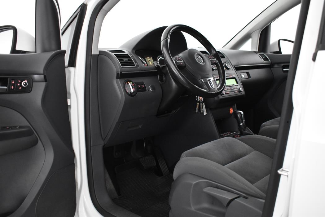 VOLKSWAGEN Touran 2012