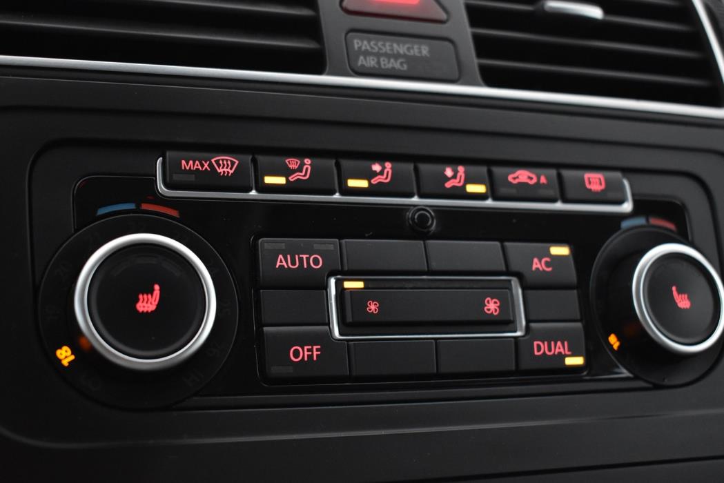 VOLKSWAGEN Touran 2012