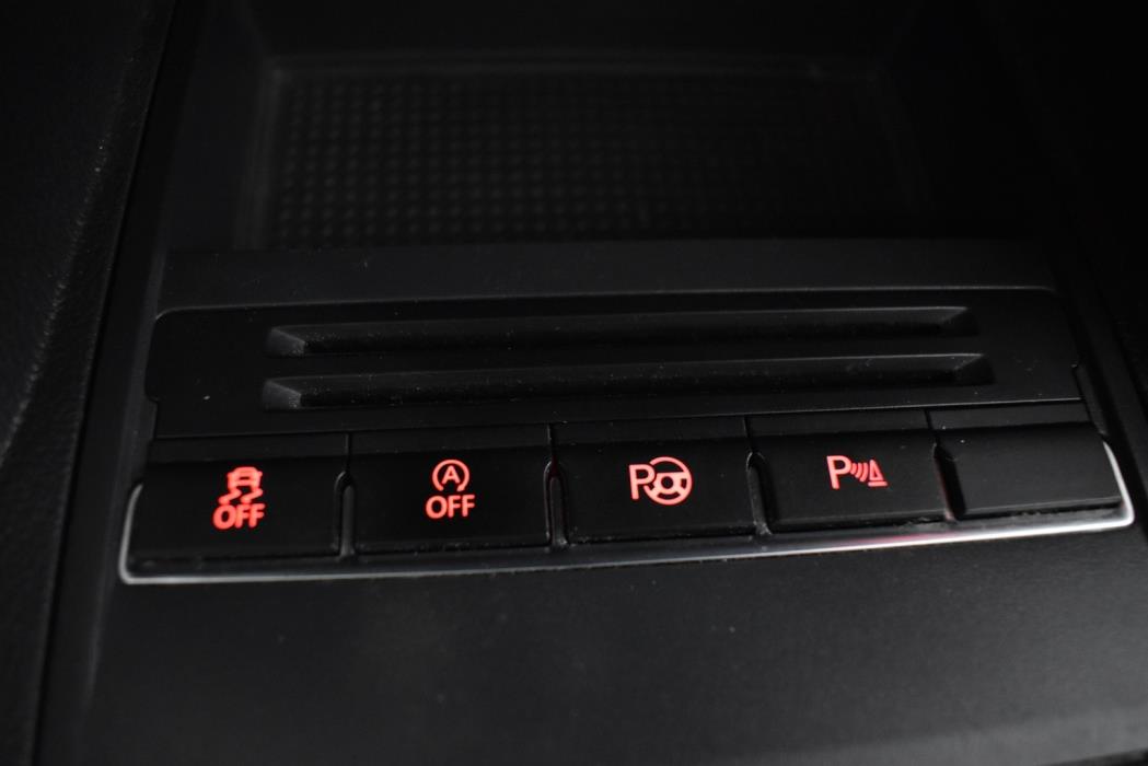 VOLKSWAGEN Touran 2012
