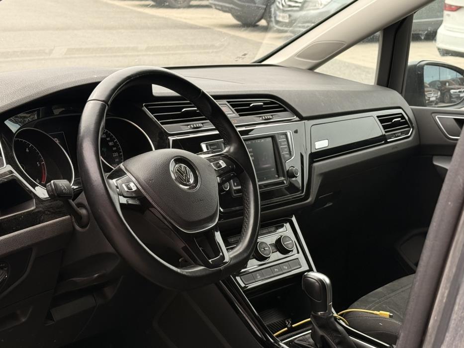 VOLKSWAGEN Touran 2017