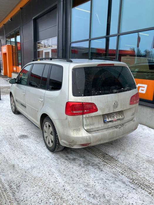 VOLKSWAGEN Touran 2012