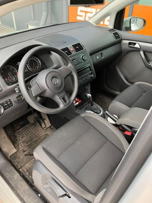 VOLKSWAGEN Touran 2012