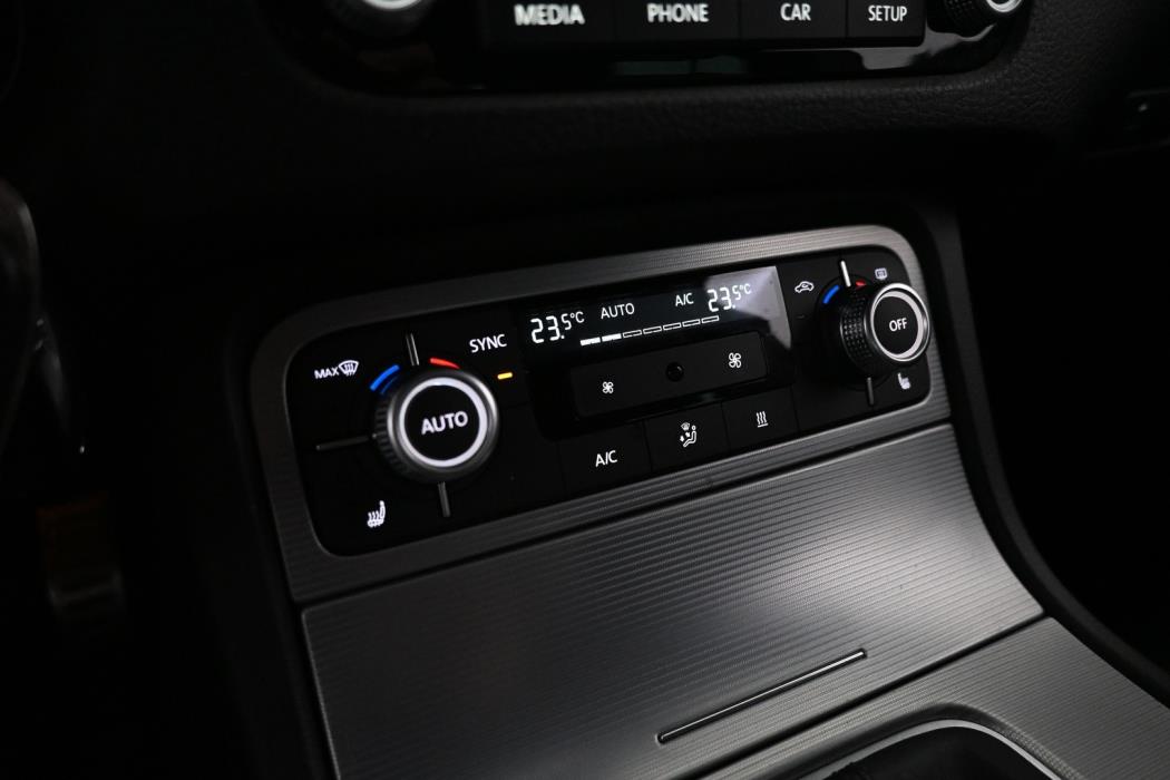 VOLKSWAGEN Touareg 2015