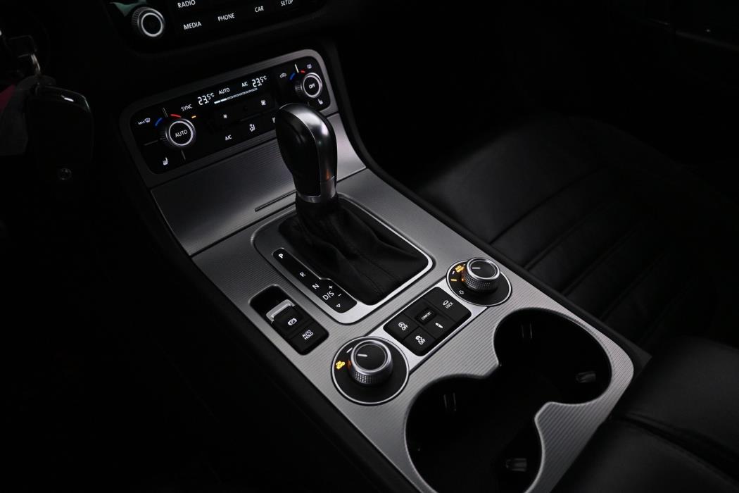 VOLKSWAGEN Touareg 2015