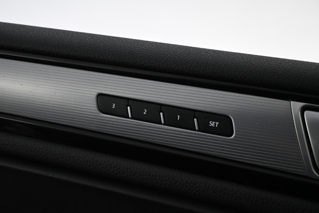 VOLKSWAGEN Touareg 2015