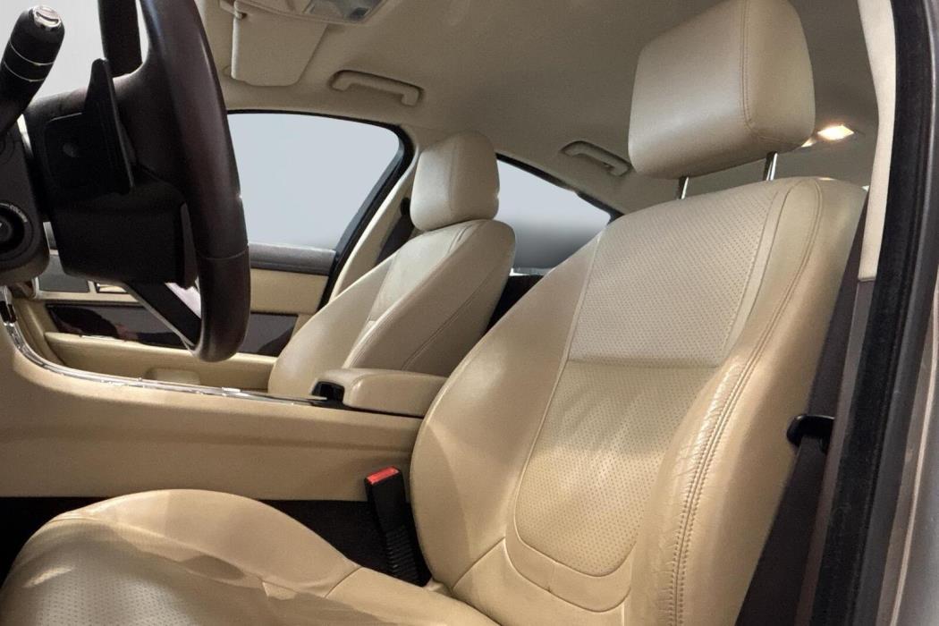 Jaguar XF 2011
