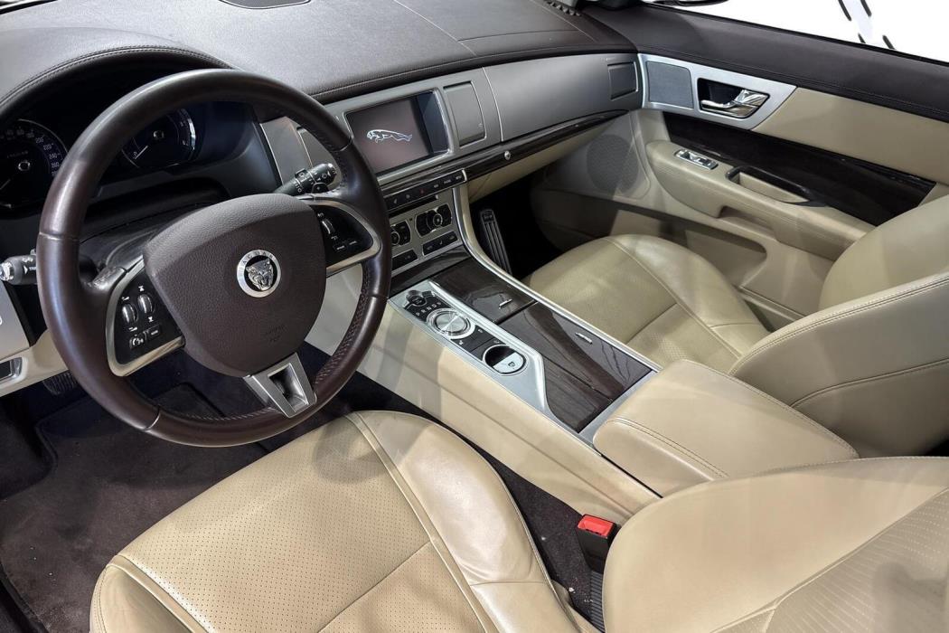 Jaguar XF 2011