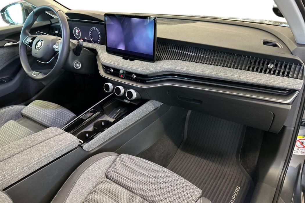SKODA SUPERB 2025
