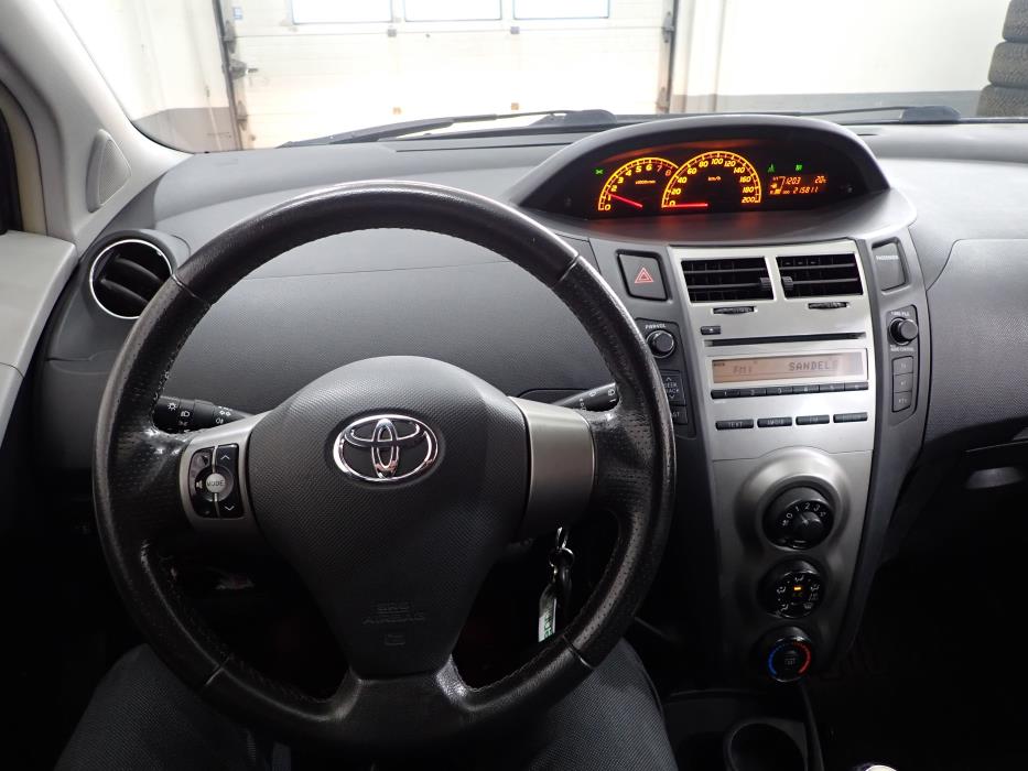 TOYOTA YARIS 2011
