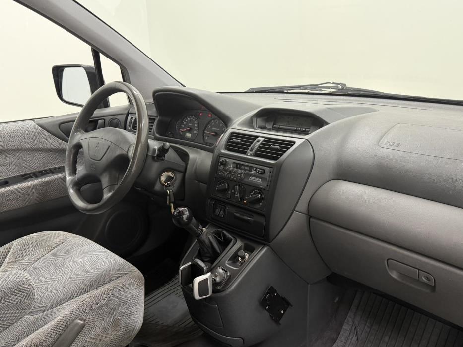 MITSUBISHI Space Wagon 2000