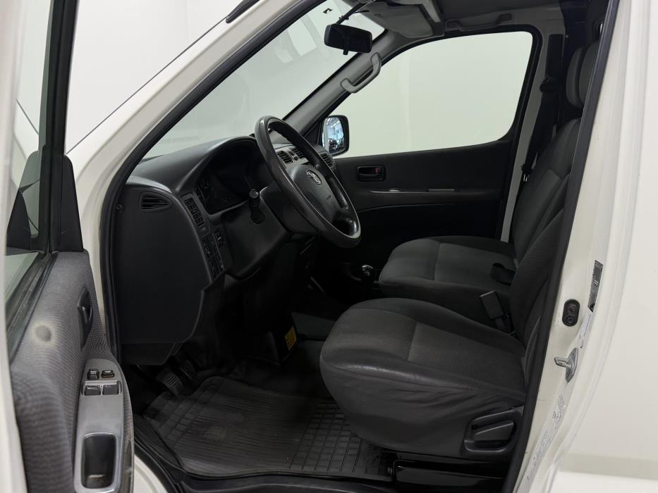 TOYOTA Hiace 2012