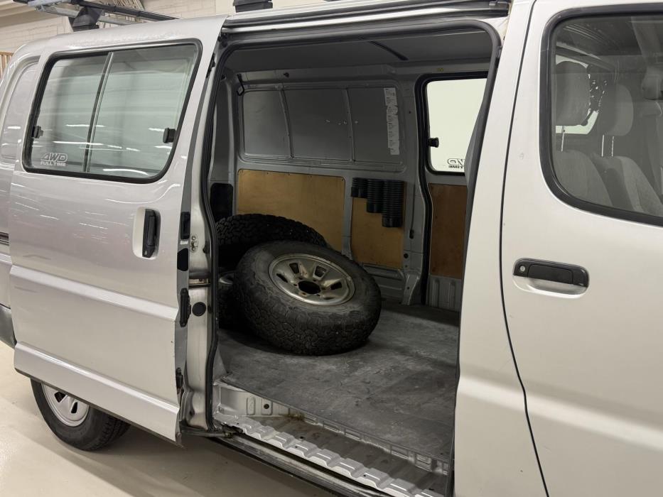 TOYOTA Hiace 2005