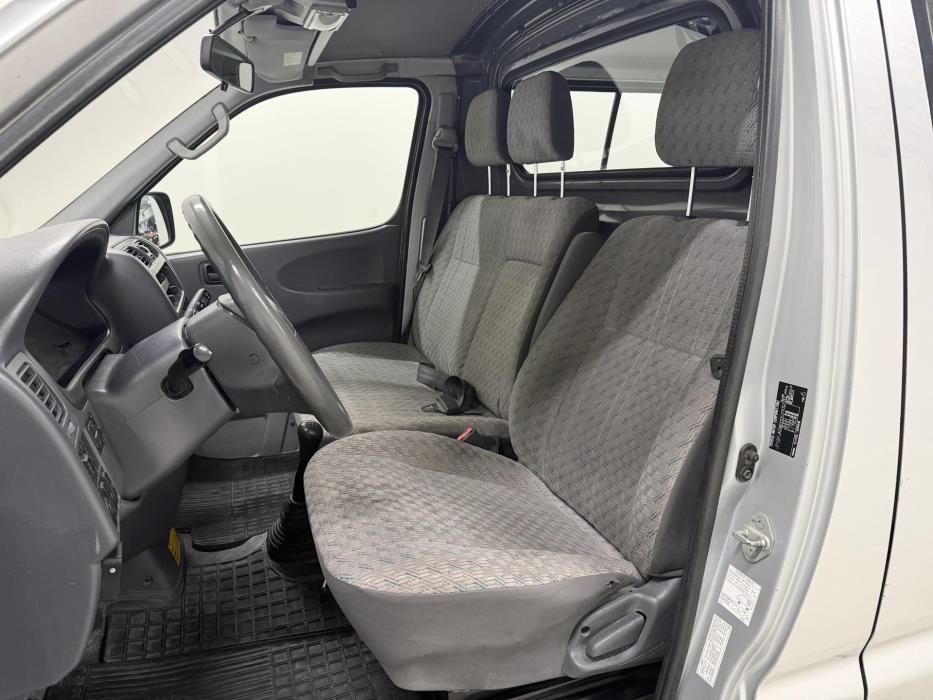 TOYOTA Hiace 2005