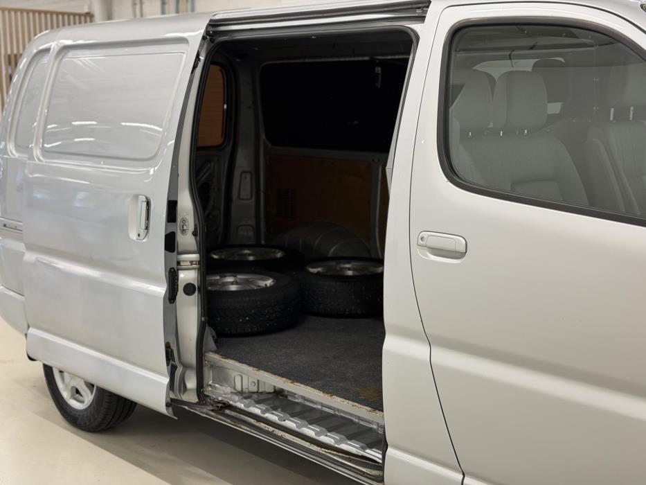 TOYOTA Hiace 2008