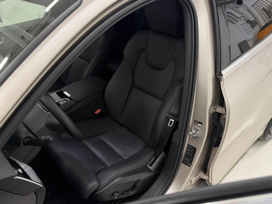 VOLVO V60 2024