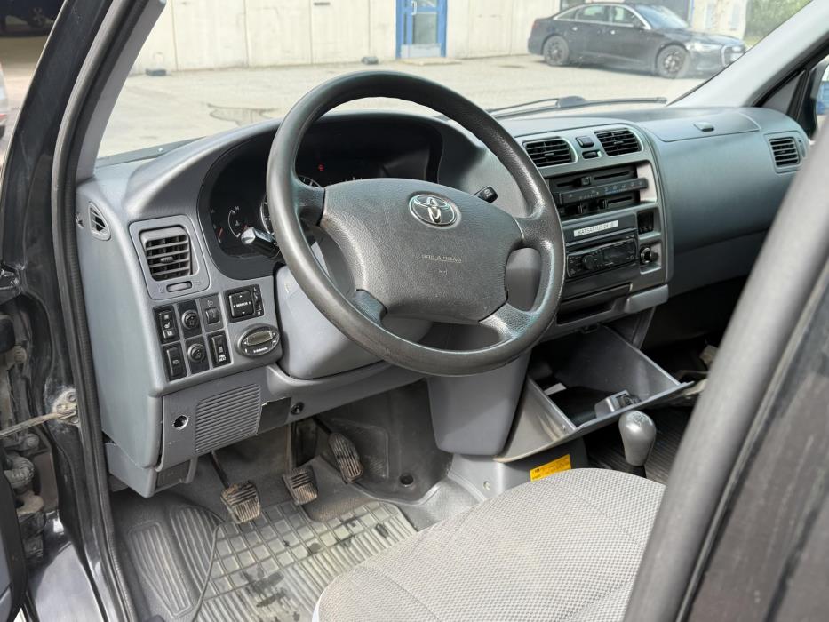 TOYOTA Hiace 2011