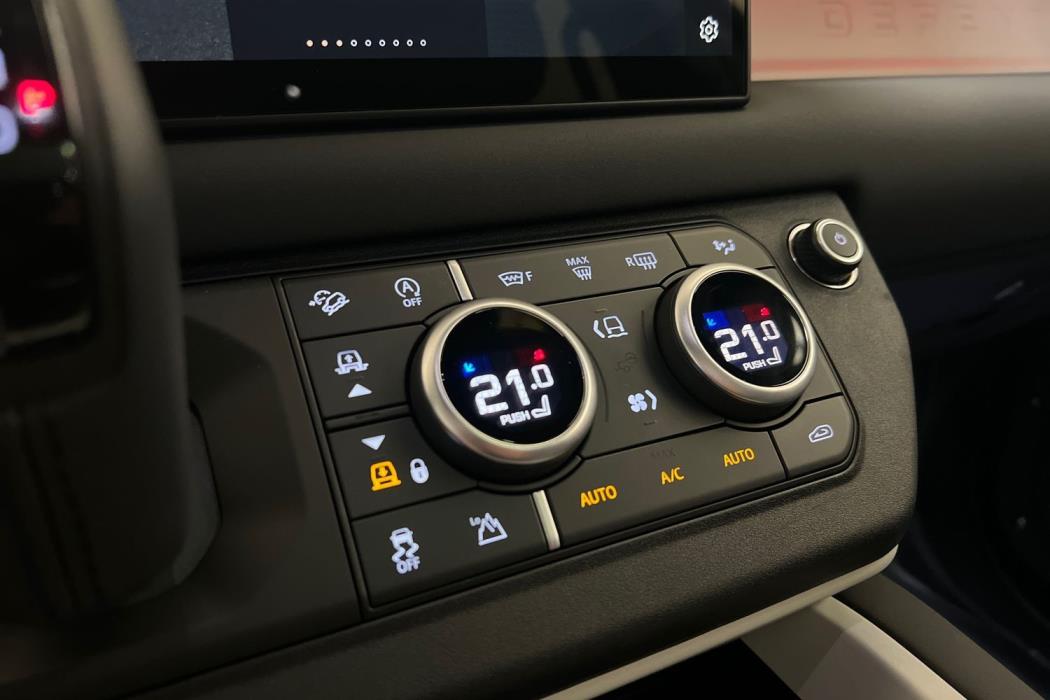 Land Rover Defender 2025