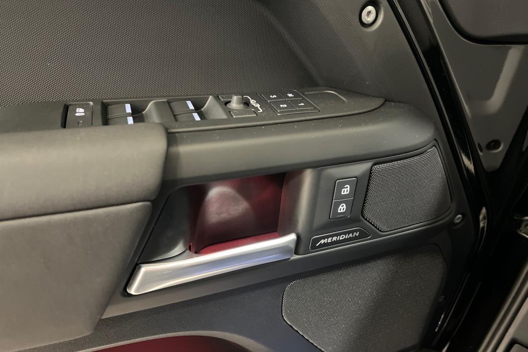 Land Rover Defender 2025