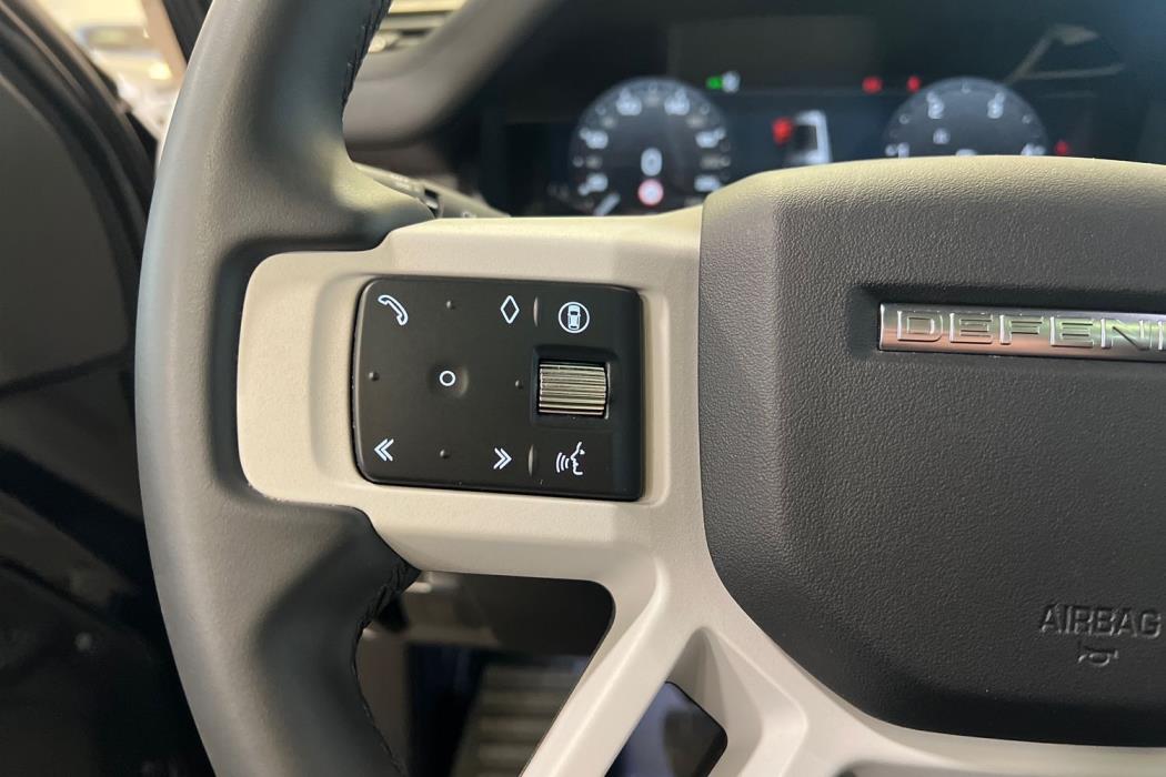 Land Rover Defender 2025