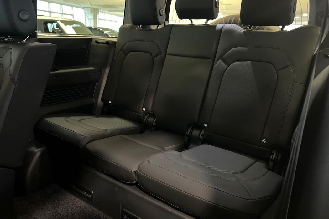 Land Rover Defender 2025