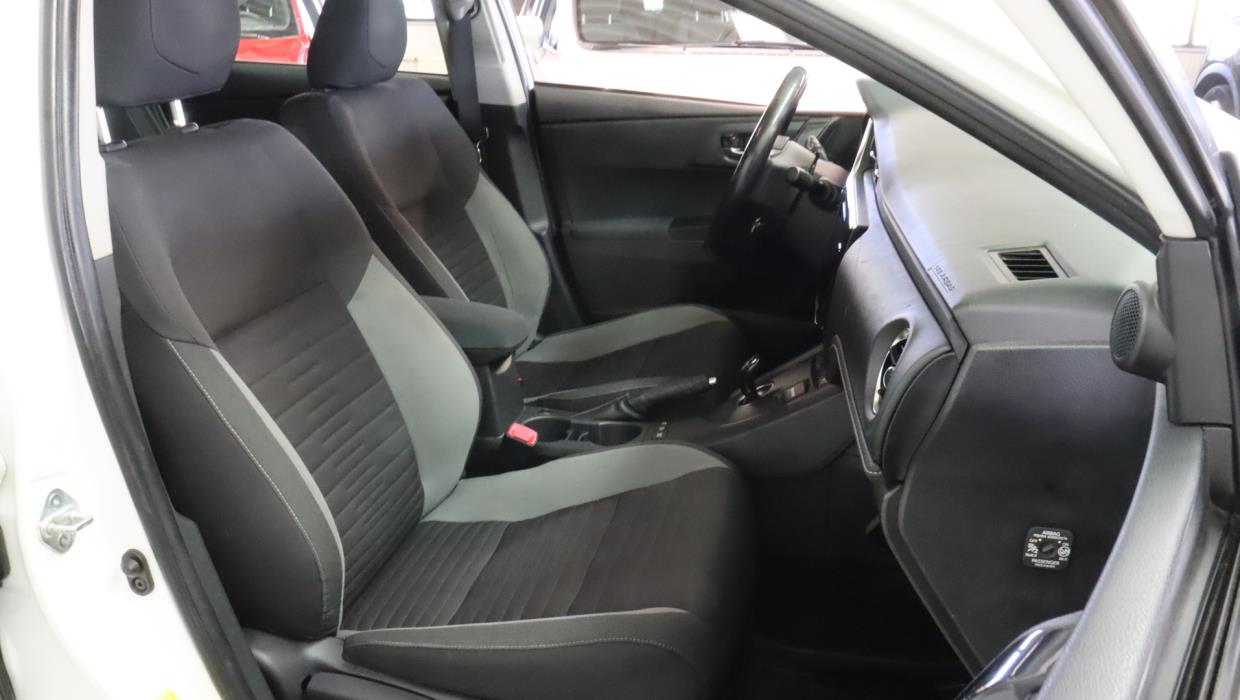 TOYOTA Auris 2016