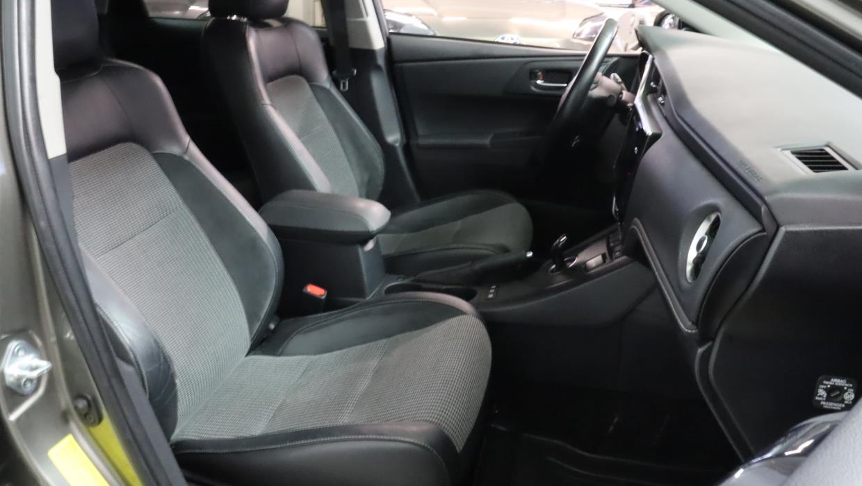 TOYOTA Auris 2016