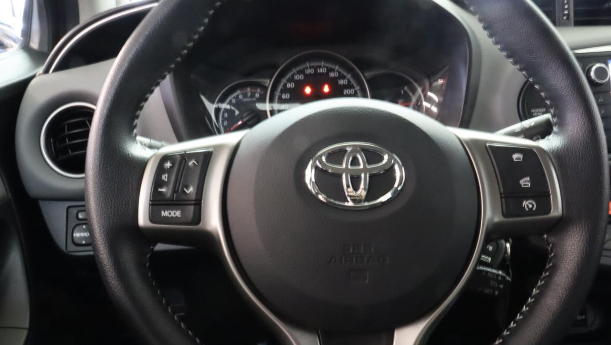 TOYOTA Yaris 2016