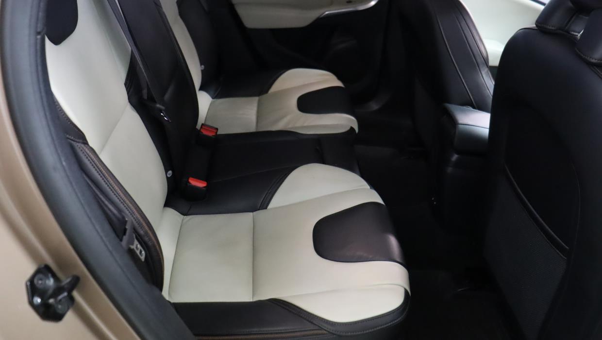 VOLVO V40 Cross Country 2013