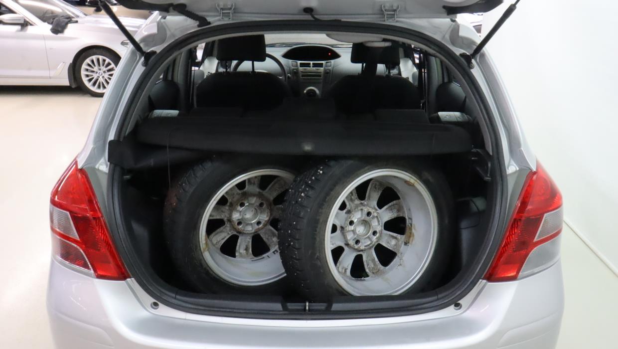 TOYOTA Yaris 2011