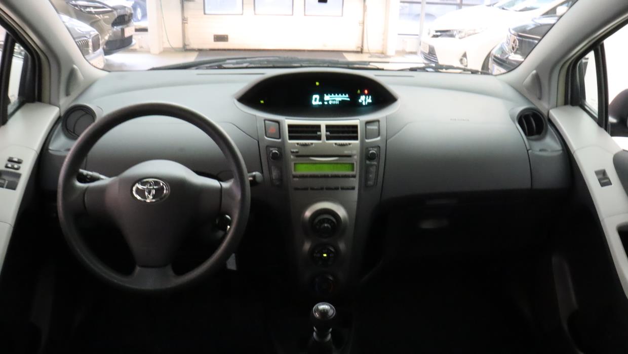 TOYOTA Yaris 2011