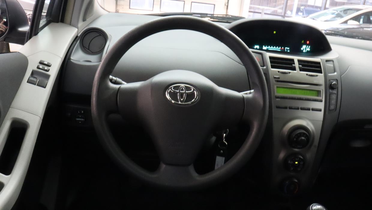 TOYOTA Yaris 2011