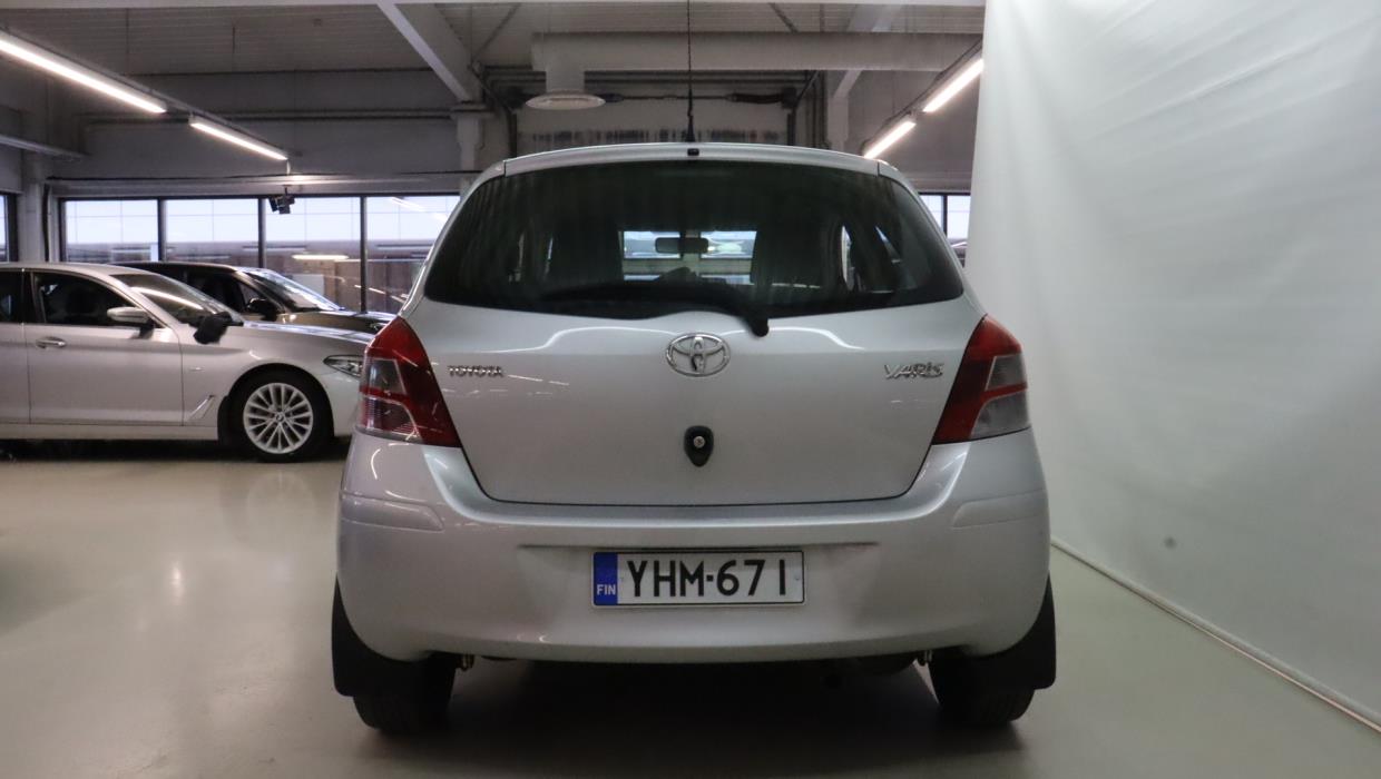 TOYOTA Yaris 2011