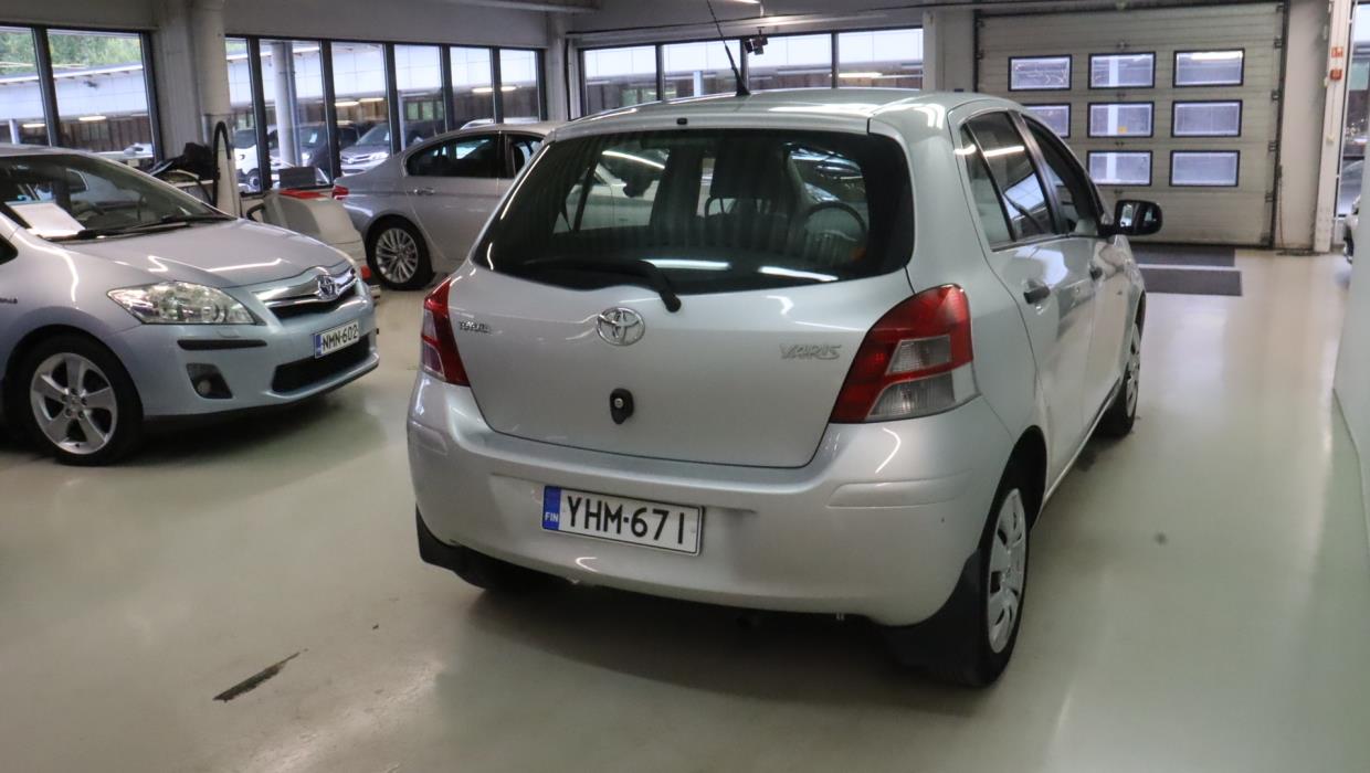TOYOTA Yaris 2011