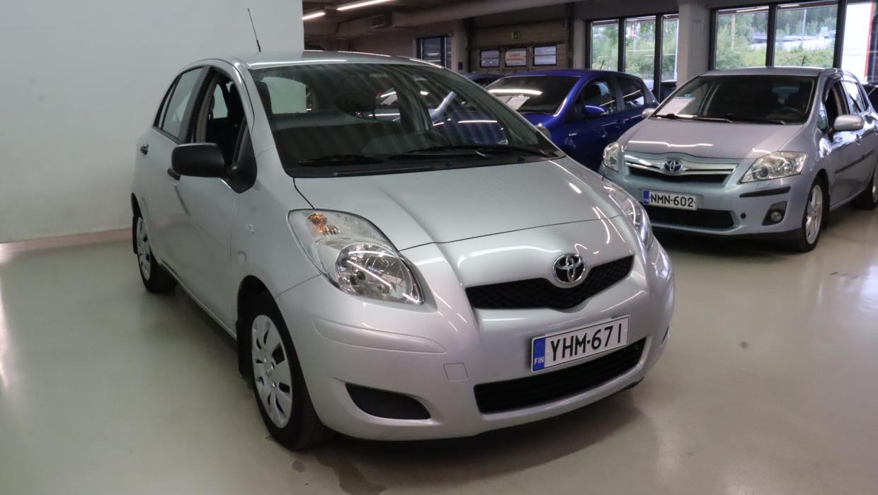 TOYOTA Yaris 2011