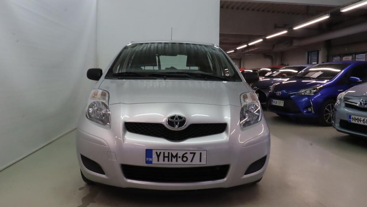TOYOTA Yaris 2011