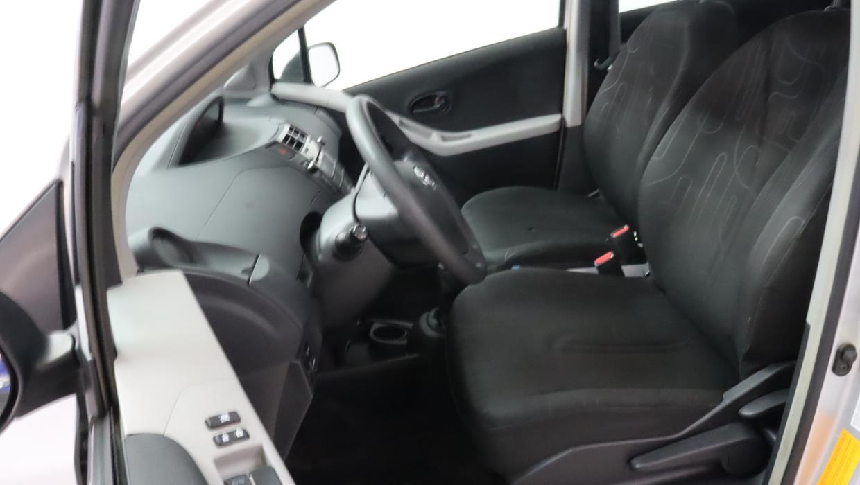 TOYOTA Yaris 2011