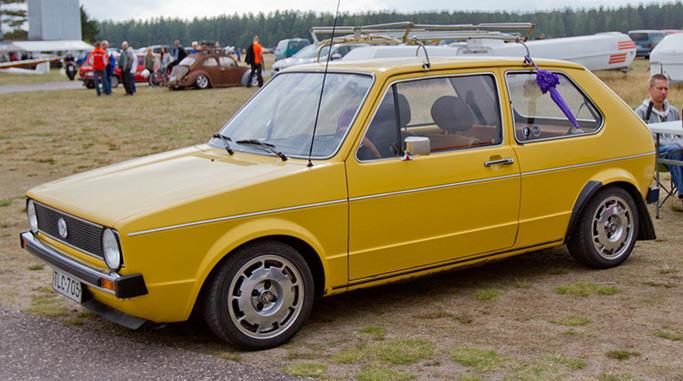 Kuvassa auto ja mies