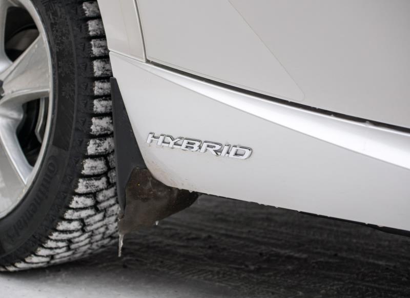 Lexus IS 300 h:ssa on hybrid-logo takapyörän vieressä