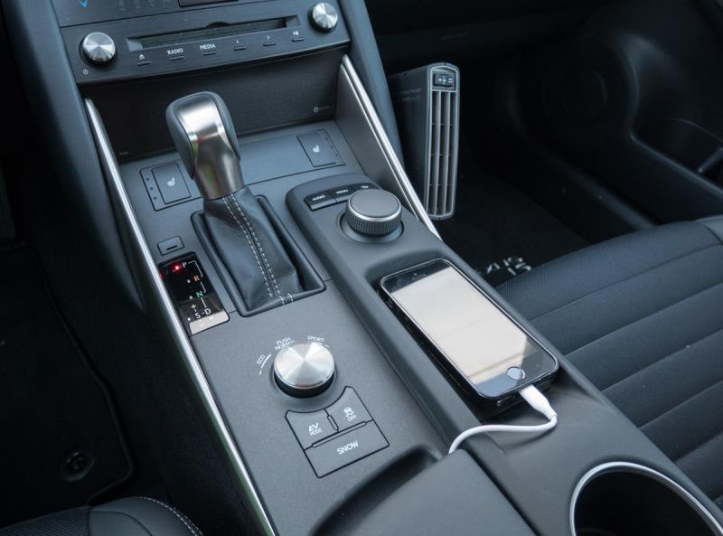 Lexus IS 300h puhelimen latauspaikka